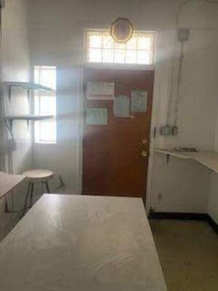 15560 Puritan St, Detroit, MI for sale - Interior Photo - Image 3 of 5