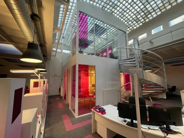 Flex in Saint-Cloud for lease - Building Photo - Image 3 of 22