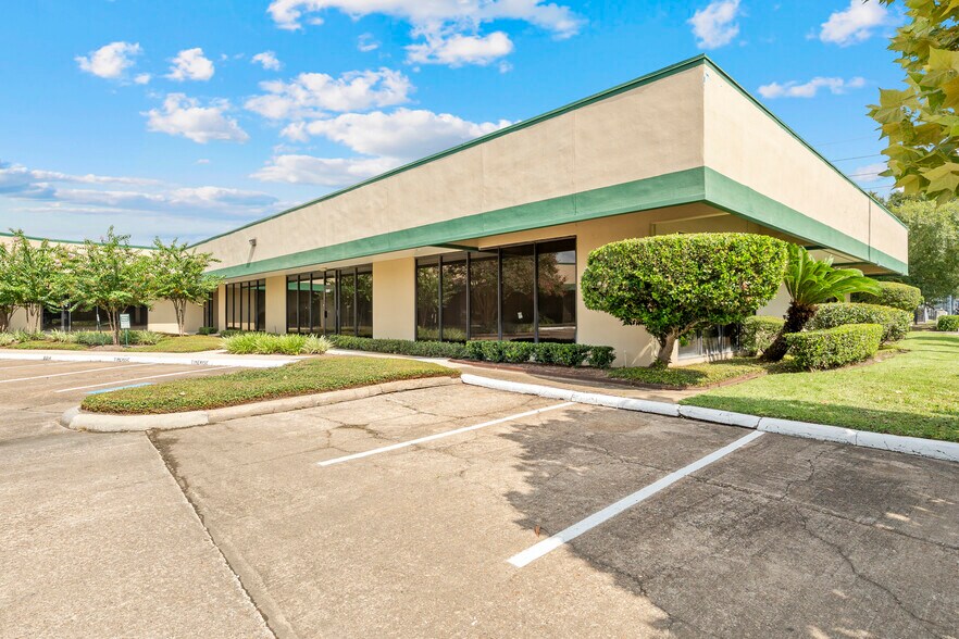 11200-11248 Wilcrest Green Dr, Houston, TX for lease - Building Photo - Image 3 of 33