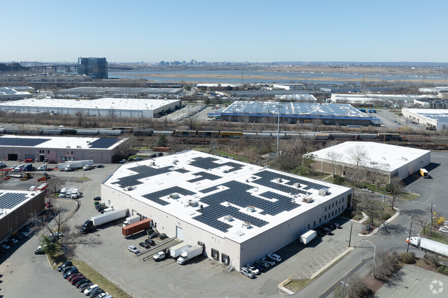 10-16 Aquarium Dr, Secaucus, NJ for lease - Building Photo - Image 1 of 6