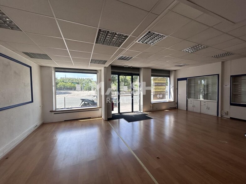 Retail in Lyon for lease - Building Photo - Image 3 of 5
