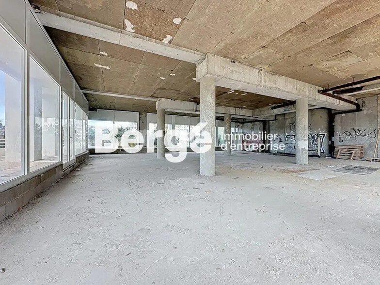 Retail in Antibes for lease - Interior Photo - Image 2 of 4
