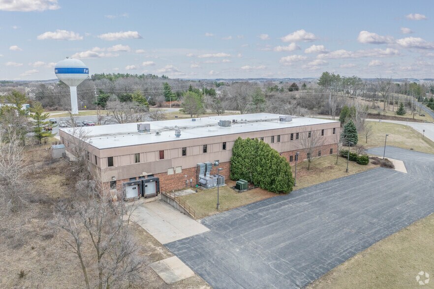1661 Summit Dr, Fort Atkinson, WI for sale - Building Photo - Image 3 of 12