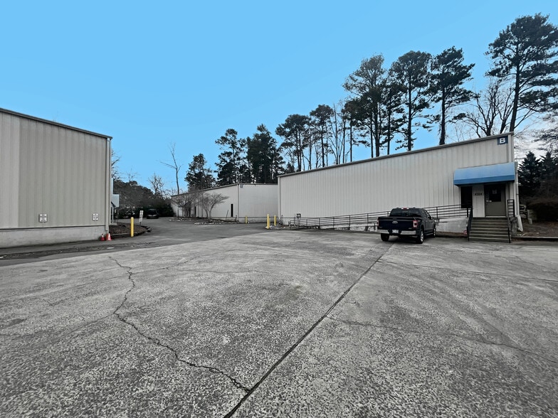 4504-4506 Bennett Memorial Rd, Durham, NC for lease - Building Photo - Image 3 of 5