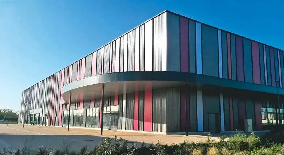 Retail in Dreux for lease - Building Photo - Image 1 of 8