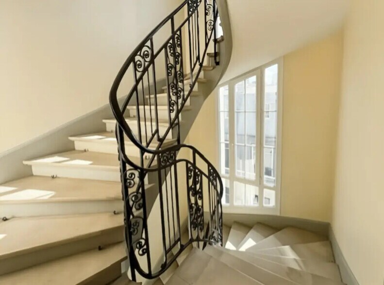 Office in Paris for lease - Building Photo - Image 3 of 7