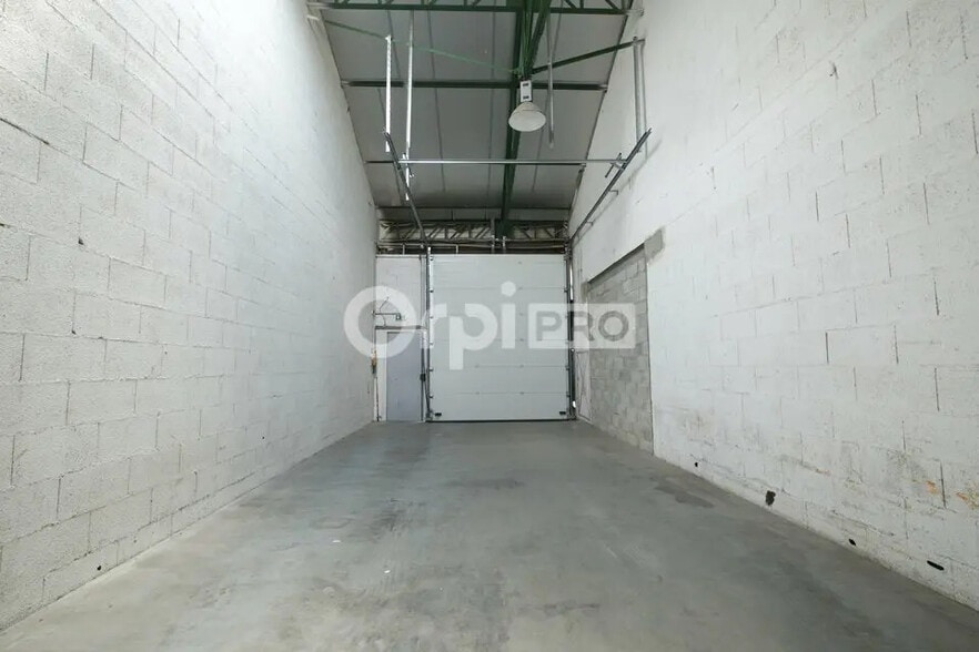 Flex in Vénissieux for lease - Interior Photo - Image 3 of 4