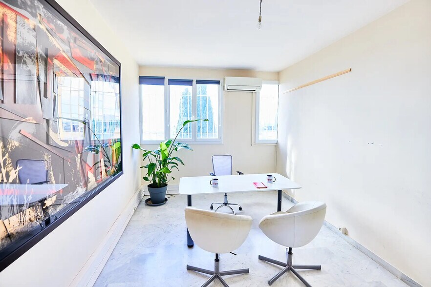 Office in Marseille for lease - Interior Photo - Image 2 of 4