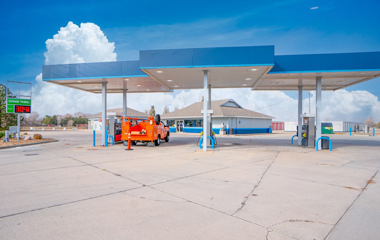 1000 W 30th Ave, Hutchinson, KS 67502 SQRL Service Station 20 Year