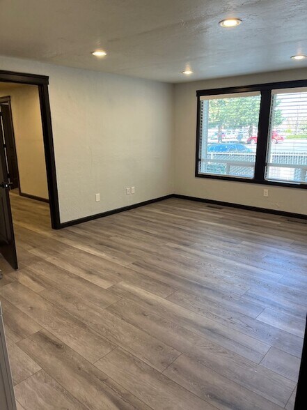 30250 SW Parkway Ave, Wilsonville, OR for lease - Interior Photo - Image 2 of 2