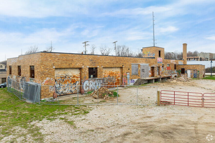 229 W 1st St, Bloomington, IN for lease - Building Photo - Image 1 of 34