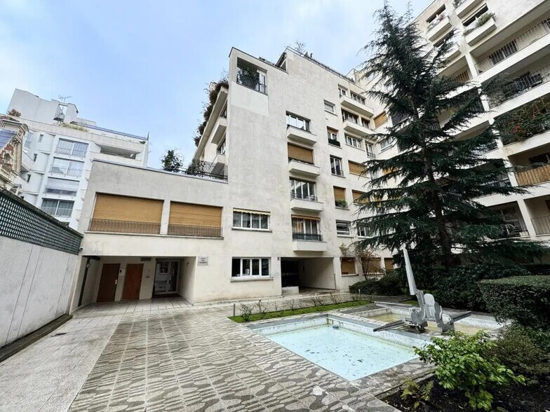 Office in Paris for lease - Building Photo - Image 1 of 18