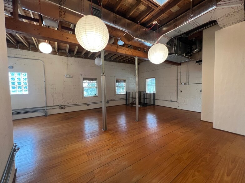 5400 NE 4 Ct, Miami, FL for lease - Interior Photo - Image 3 of 7