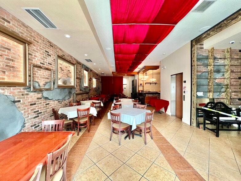 223 Valencia Ave, Coral Gables, FL for lease - Interior Photo - Image 3 of 36