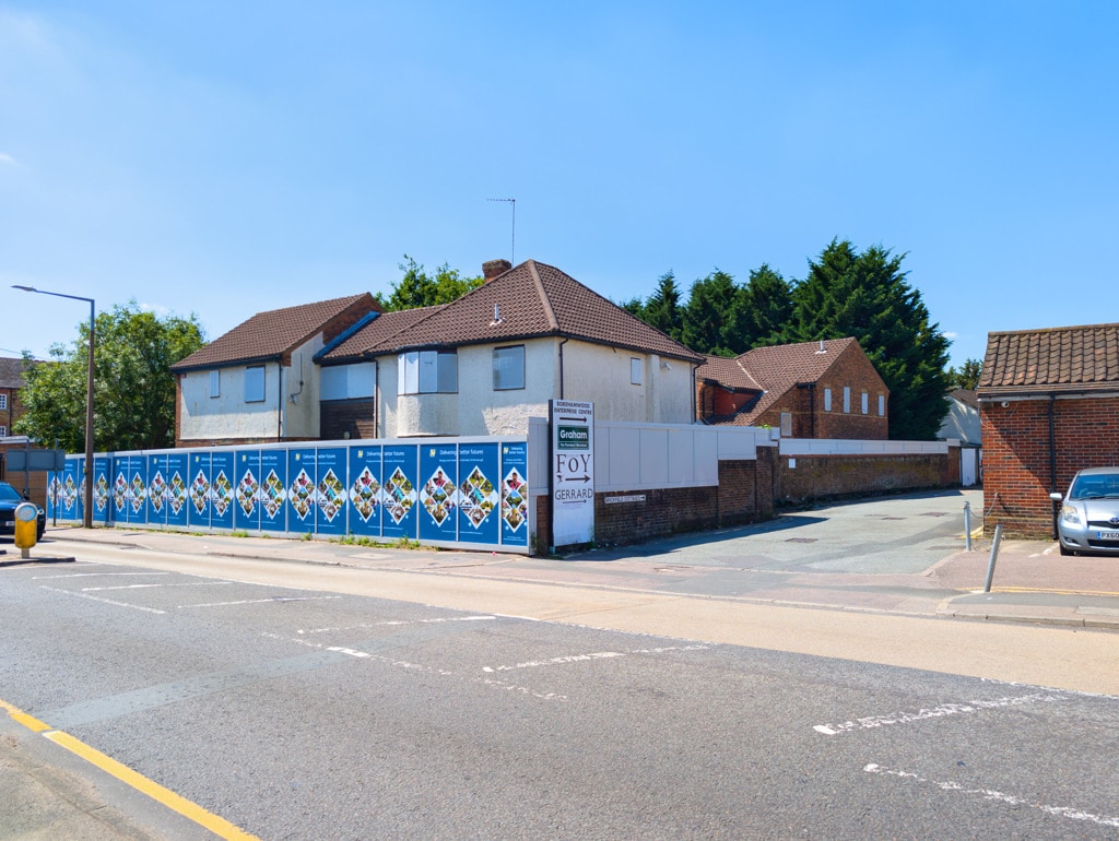 39 Theobald Street, Borehamwood for sale Primary Photo- Image 1 of 8
