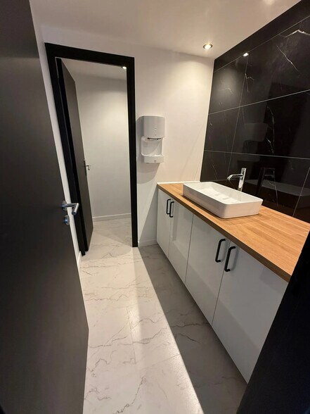 Office in Créteil for lease - Interior Photo - Image 3 of 5