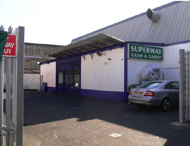 22 Bull Ln, London for lease - Building Photo - Image 3 of 4