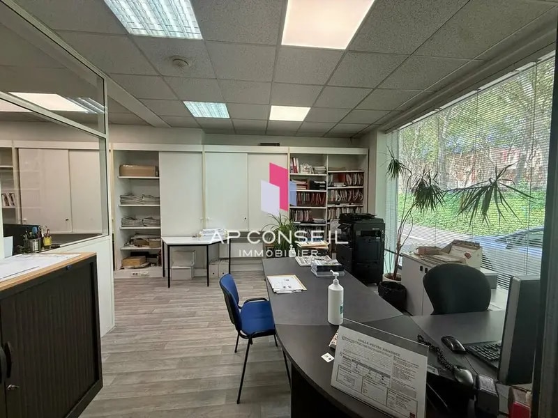 Office/Retail in Versailles for lease Interior Photo- Image 1 of 3