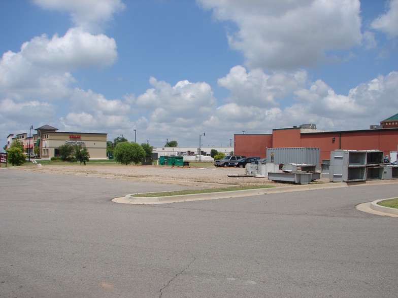 2109-2139 Riverwalk Dr, Moore, OK for lease - Building Photo - Image 3 of 4