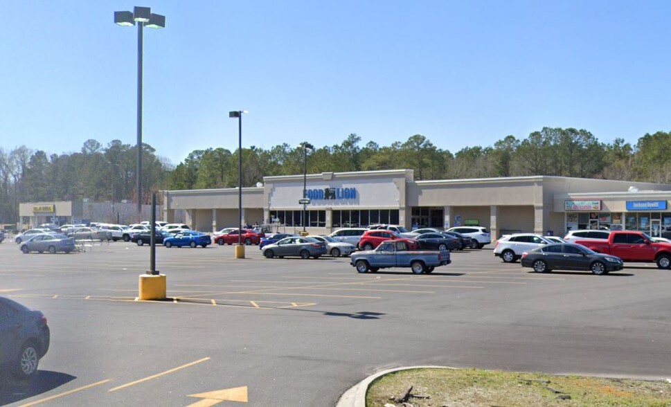 205-215 Radford Blvd, Dillon, SC for sale - Building Photo - Image 1 of 4