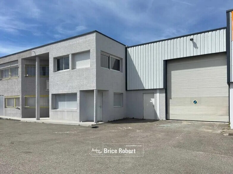 Flex in Chassieu for sale - Building Photo - Image 1 of 9