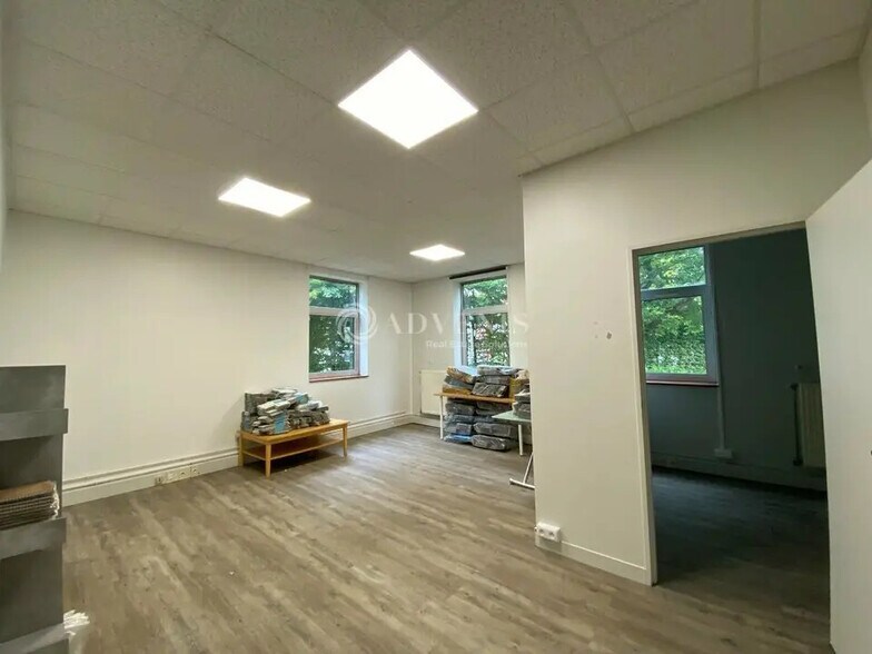 Flex in Voisins-le-Bretonneux for lease - Interior Photo - Image 3 of 4