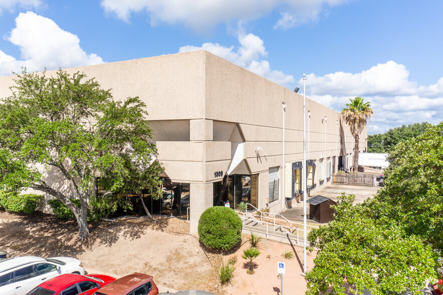 8006 Cameron Rd, Austin, TX for lease - Building Photo - Image 1 of 6