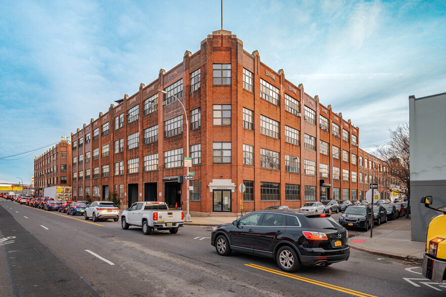 236-276 Greenpoint Ave, Brooklyn, NY for lease - Building Photo - Image 3 of 11