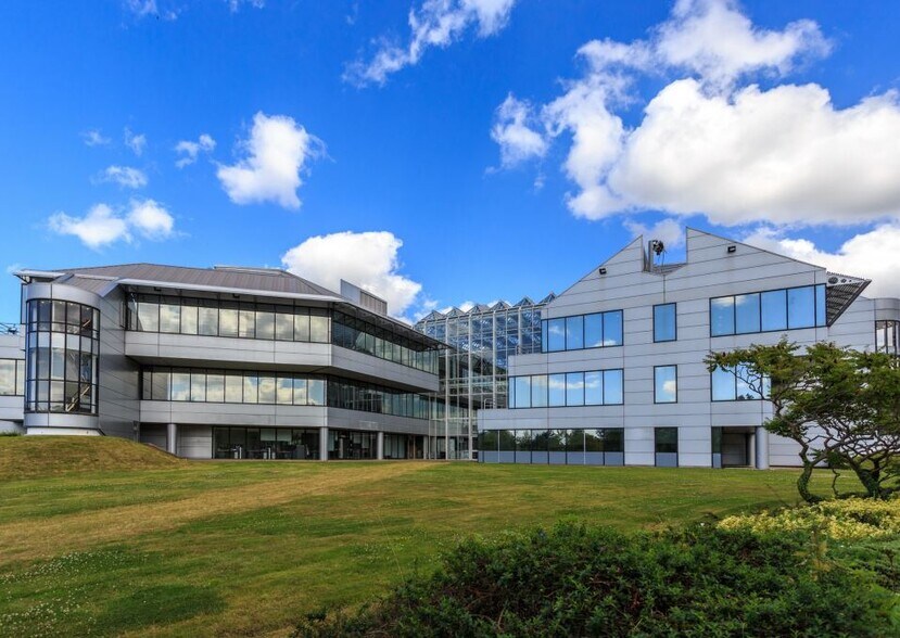 Ermyn Way, Leatherhead, KT22 8UX Ermyn House