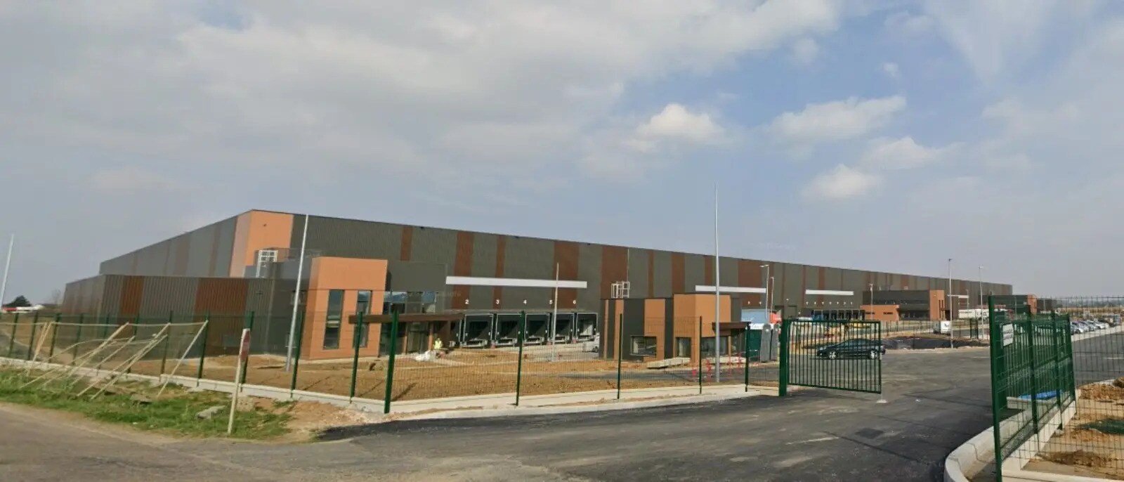 Industrial in Villeneuve-la-Guyard for lease Building Photo- Image 1 of 6