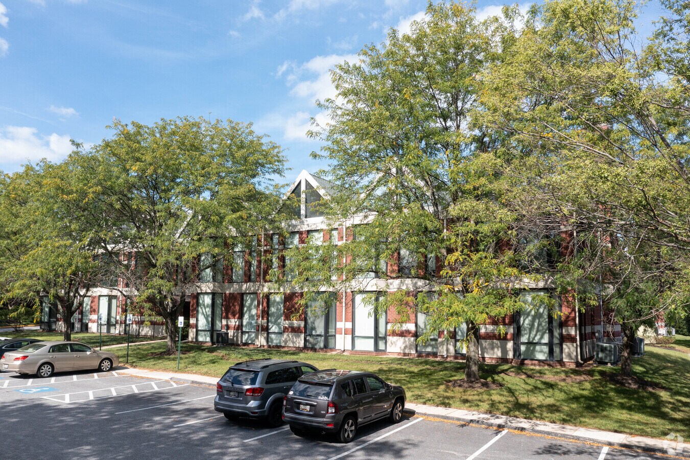 8 Reservoir Cir, Pikesville, MD 21208