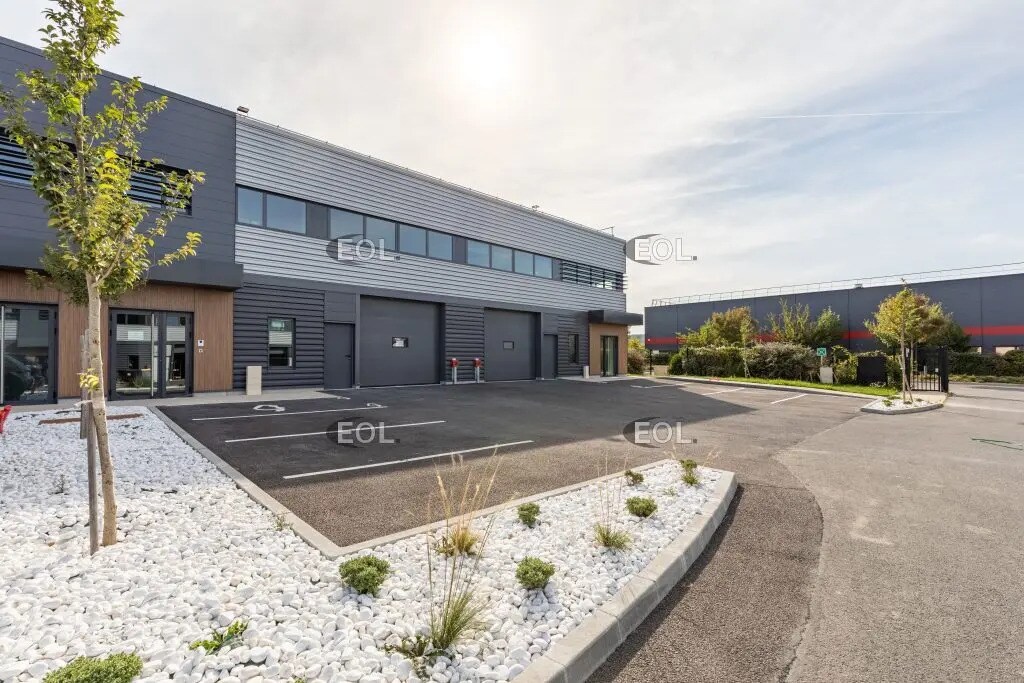 Flex in FRÉPILLON for lease Building Photo- Image 1 of 10