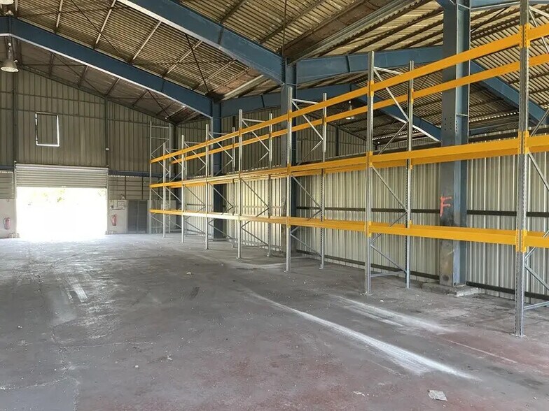 Flex in Villeneuve-sur-Lot for lease - Interior Photo - Image 2 of 3