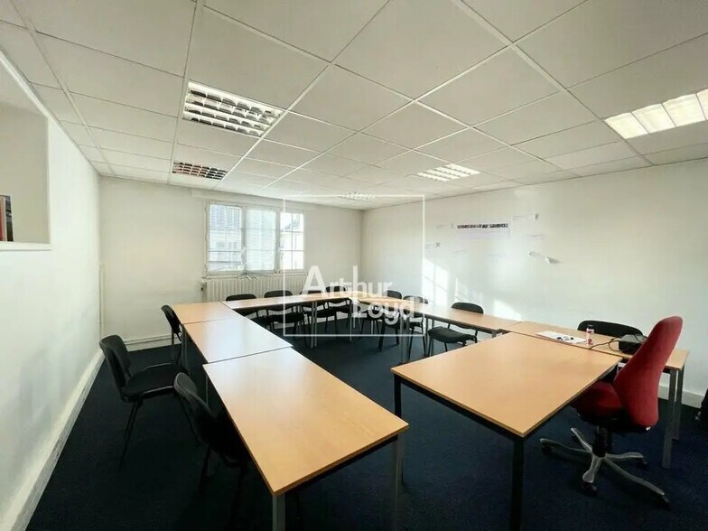 Office in Melun for lease - Interior Photo - Image 3 of 6