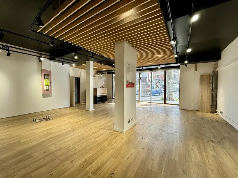 Retail in Viroflay for lease Interior Photo- Image 1 of 2