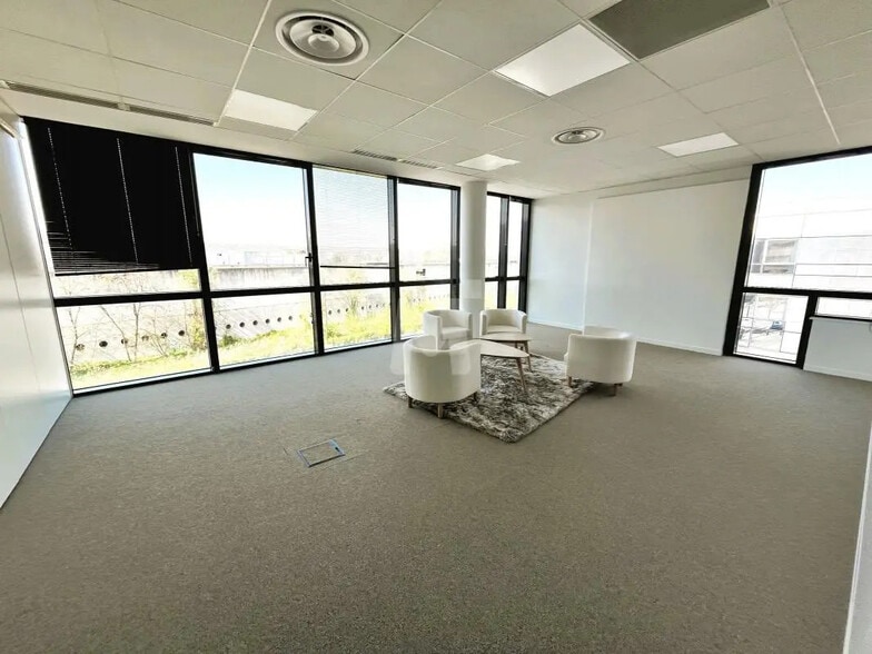 Office in Massy for lease - Interior Photo - Image 3 of 14