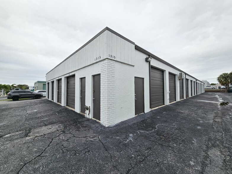 1315 S Killian Dr, Lake Park, FL for lease - Building Photo - Image 1 of 5