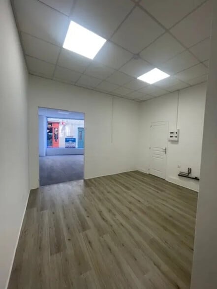 Retail in Lourdes for lease - Interior Photo - Image 2 of 6