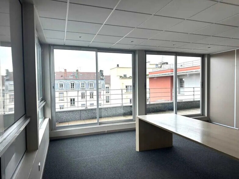 Office in Lyon for lease - Interior Photo - Image 1 of 11