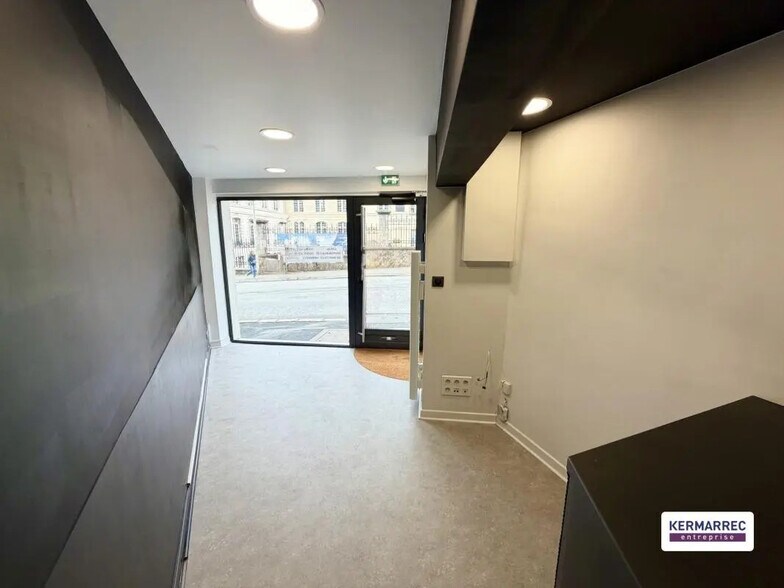 Office in Vannes for lease - Interior Photo - Image 1 of 6