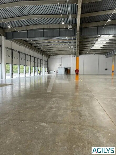 Industrial in Lisses for lease - Interior Photo - Image 3 of 7