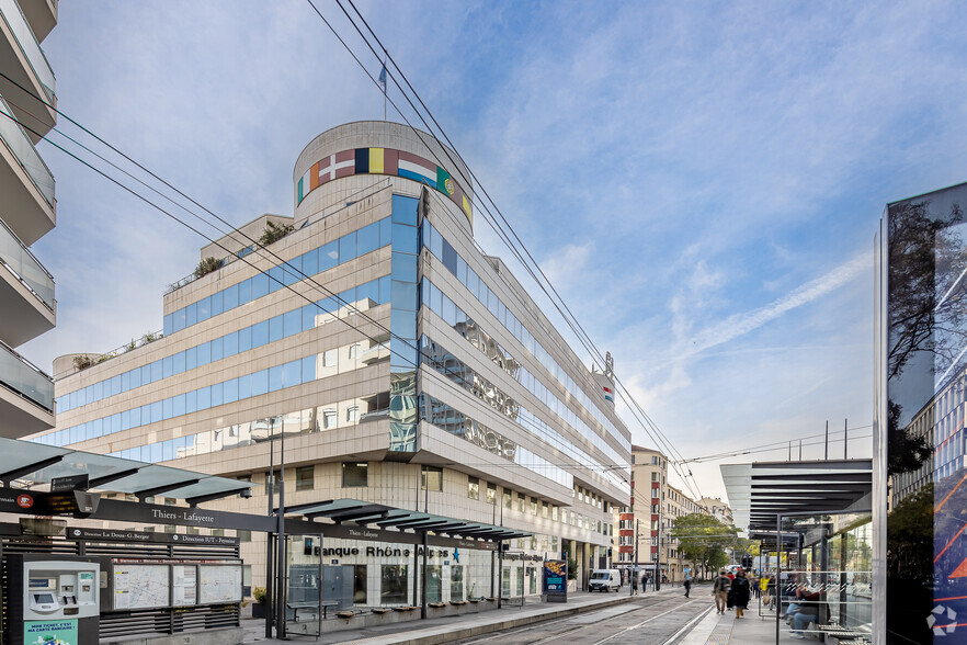 Office in Lyon for lease - Building Photo - Image 2 of 3