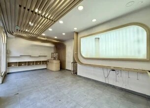 Retail in Paris for lease Interior Photo- Image 2 of 2