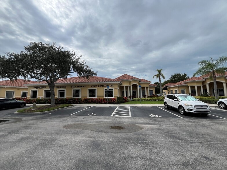 3380 Woods Edge Cir, Bonita Springs, FL for lease - Building Photo - Image 1 of 3