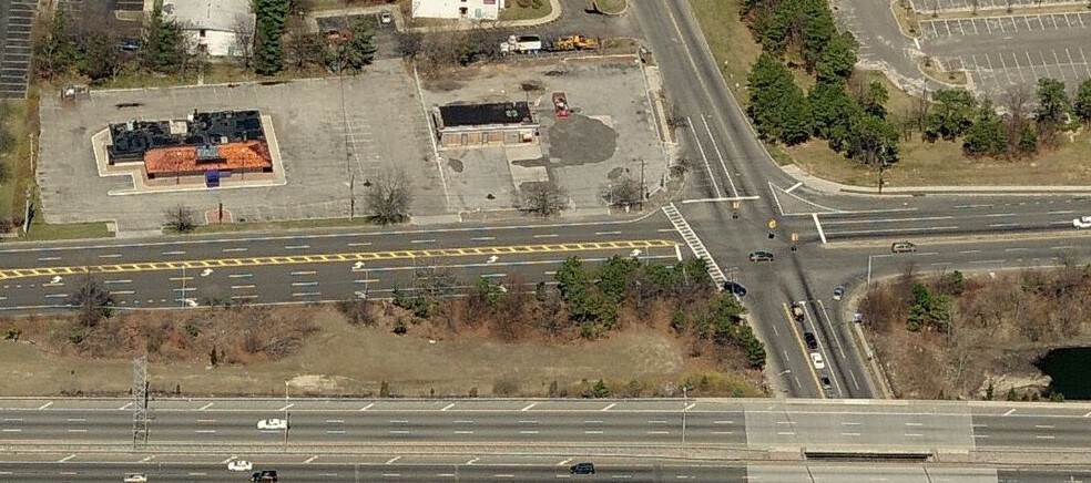 90-92 Vanderbilt Motor Pky, Smithtown, NY for sale - Primary Photo - Image 1 of 1