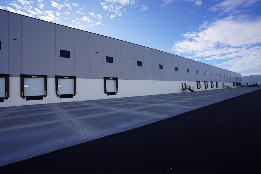 15804-15836 142 St NW, Edmonton, AB for lease - Building Photo - Image 3 of 3