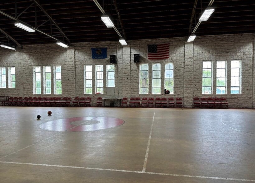 306 E Neil Armstrong Pl, Tishomingo, OK for sale - Building Photo - Image 1 of 2