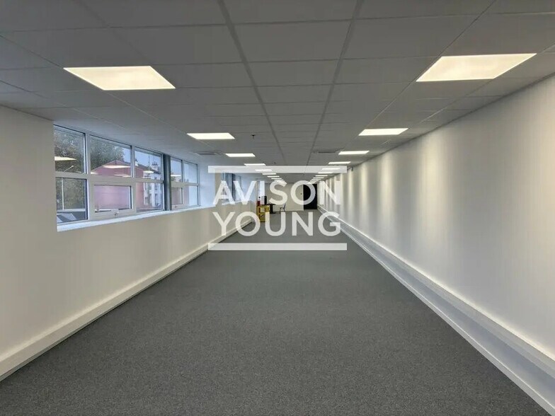 Flex in Gennevilliers for lease - Interior Photo - Image 2 of 12