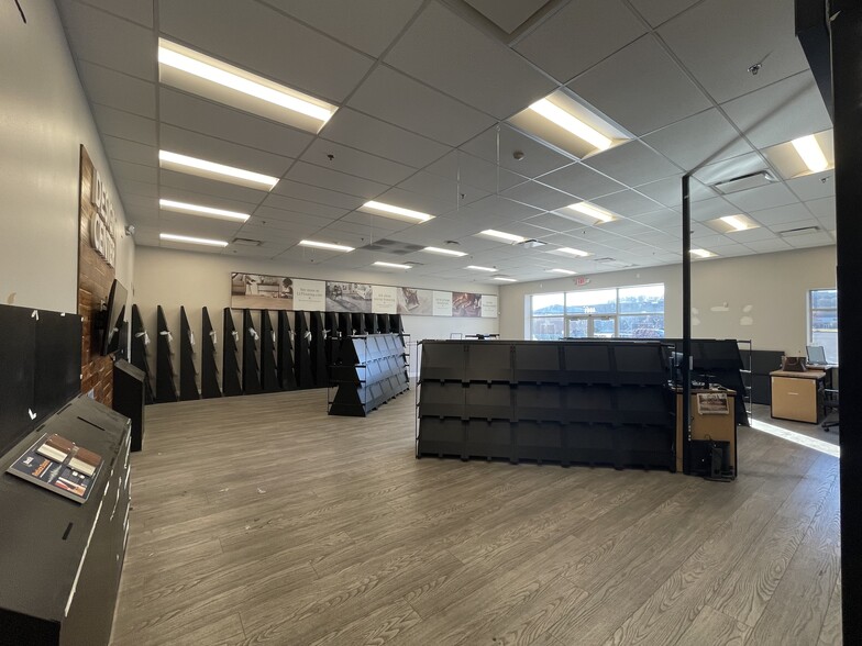 4069 Commonwealth Ave, Eau Claire, WI for lease - Interior Photo - Image 2 of 11