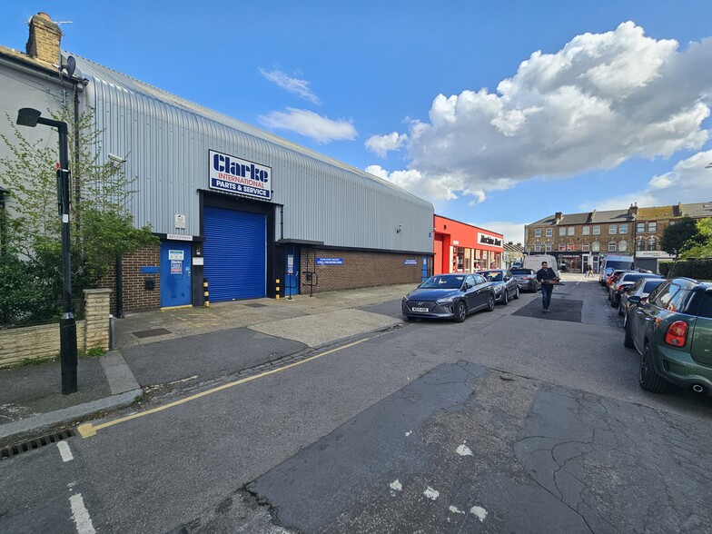 2A Shrubland Rd, London for lease - Primary Photo - Image 1 of 9